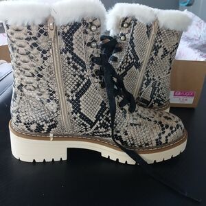 NWB, Sugar, size 7.5, cream/black